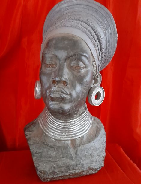 BUSTE FEMME AFRICAINE EN CORIAN ( minéraux et résine)  ANNEE 1980